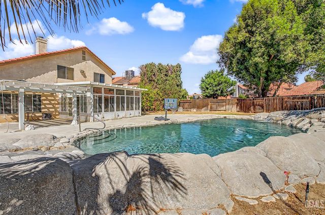 7900 Fallen Pine Way, Bakersfield, CA 93313