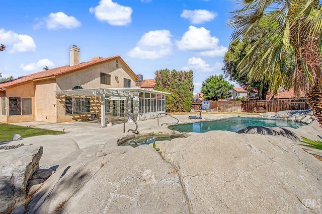 7900 Fallen Pine Way, Bakersfield, CA 93313