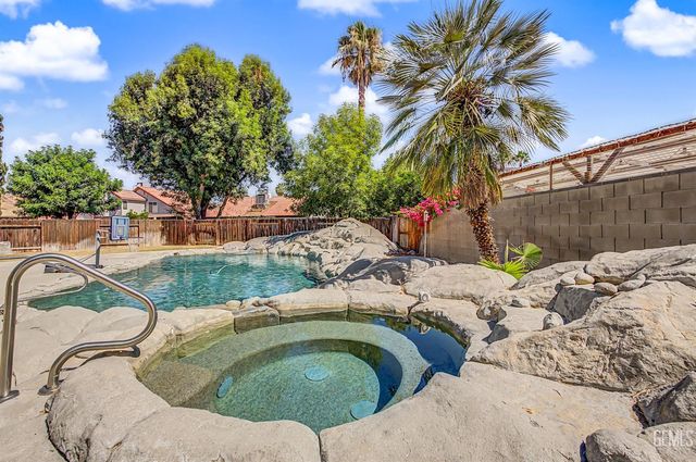 7900 Fallen Pine Way, Bakersfield, CA 93313