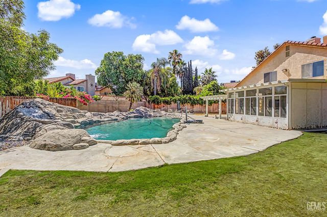 7900 Fallen Pine Way, Bakersfield, CA 93313