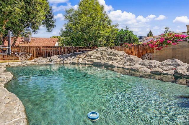 7900 Fallen Pine Way, Bakersfield, CA 93313