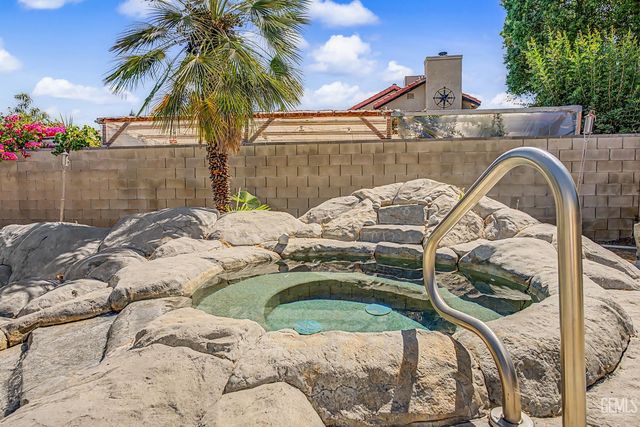 7900 Fallen Pine Way, Bakersfield, CA 93313