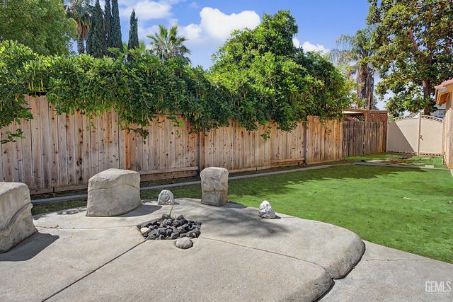 7900 Fallen Pine Way, Bakersfield, CA 93313
