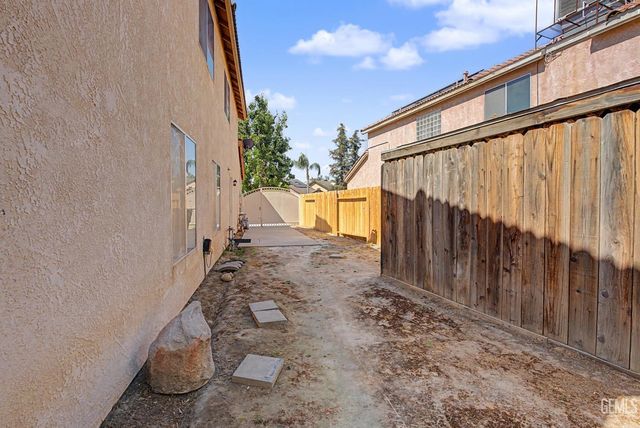 7900 Fallen Pine Way, Bakersfield, CA 93313