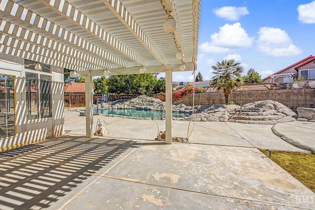 7900 Fallen Pine Way, Bakersfield, CA 93313