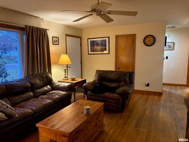 1614 ELMWOOD Street, South Jacksonville, IL 62650