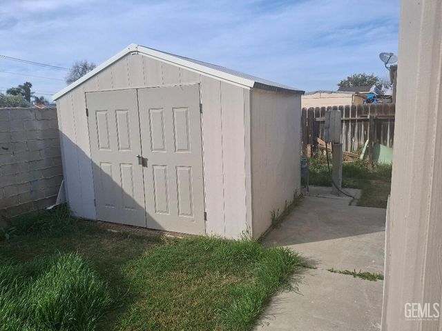 1501 Calcutta Drive 9, Bakersfield, CA 93307