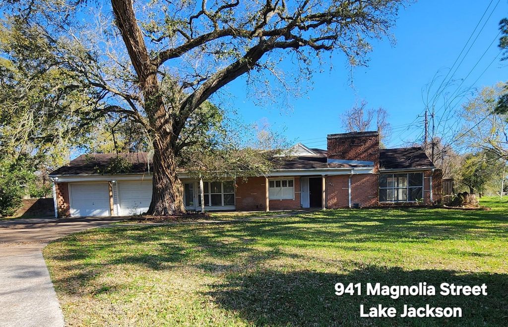 941 Magnolia Street, Lake Jackson, TX 77566