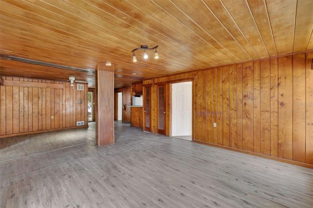 527 E LEMON AVENUE, Eustis, FL 32726