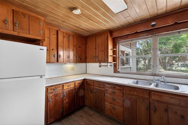 527 E LEMON AVENUE, Eustis, FL 32726