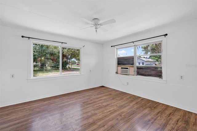 527 E LEMON AVENUE, Eustis, FL 32726
