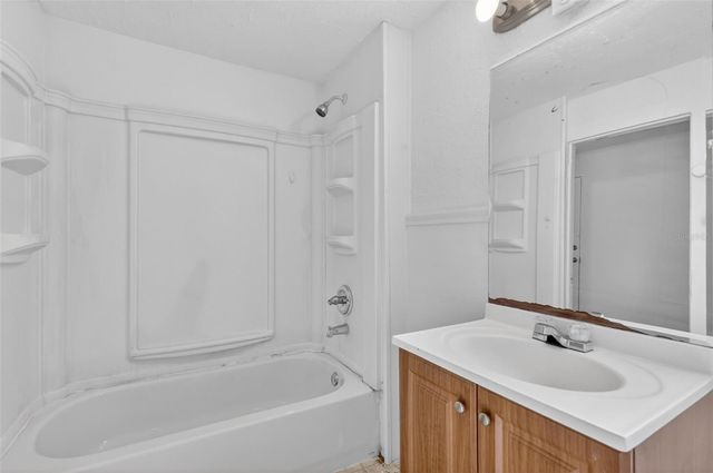 527 E LEMON AVENUE, Eustis, FL 32726