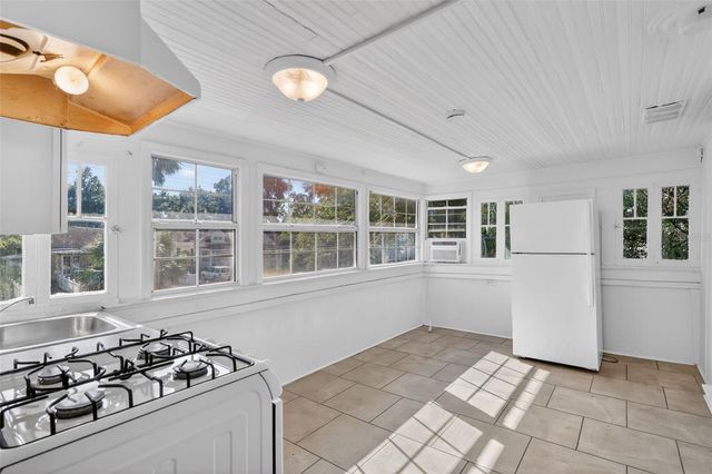 527 E LEMON AVENUE, Eustis, FL 32726