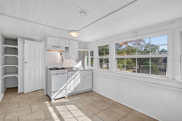 527 E LEMON AVENUE, Eustis, FL 32726