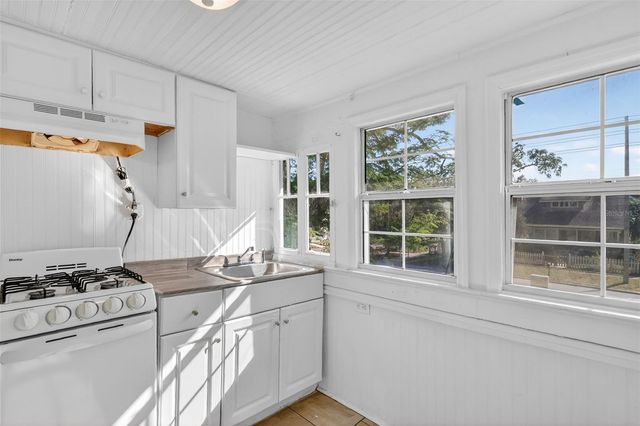 527 E LEMON AVENUE, Eustis, FL 32726