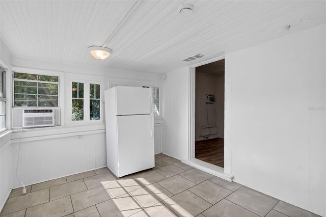 527 E LEMON AVENUE, Eustis, FL 32726