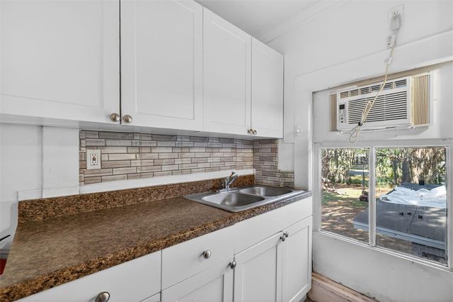 527 E LEMON AVENUE, Eustis, FL 32726