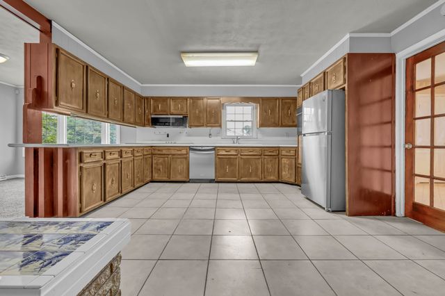 359 Meadow Ln, Oak Grove, KY 42262