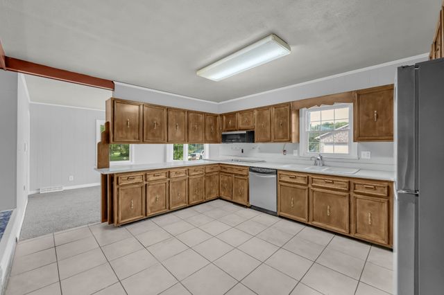 359 Meadow Ln, Oak Grove, KY 42262