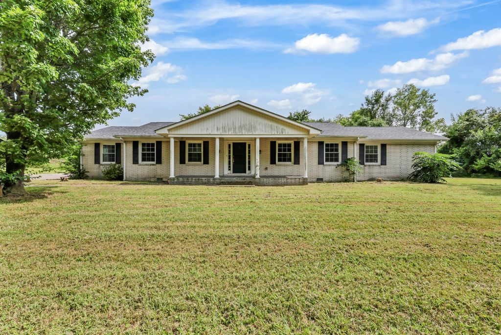 359 Meadow Ln, Oak Grove, KY 42262