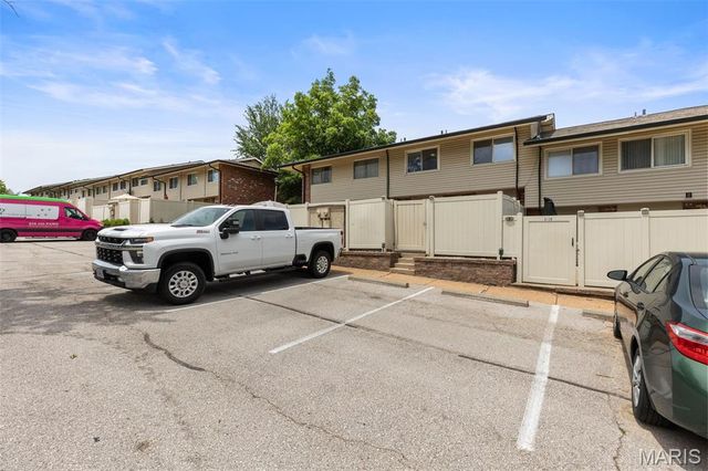 9128 Villaridge Court, St Louis, MO 63123