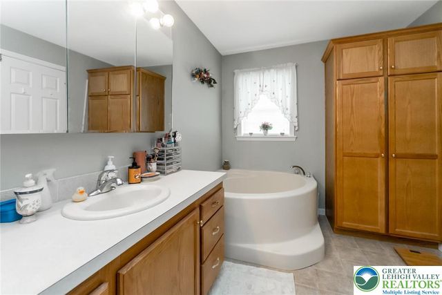 679 Winterthur Way, Easton, PA 18040