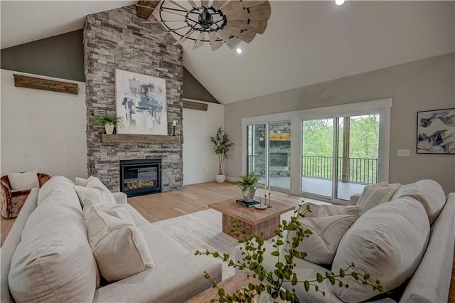 4 Black Hawk Drive, Lake Winnebago, MO 64034