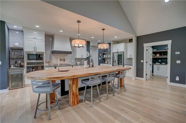 4 Black Hawk Drive, Lake Winnebago, MO 64034