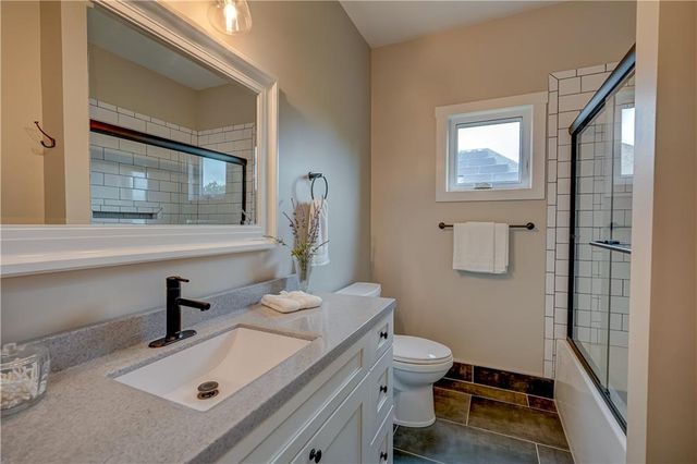 4 Black Hawk Drive, Lake Winnebago, MO 64034