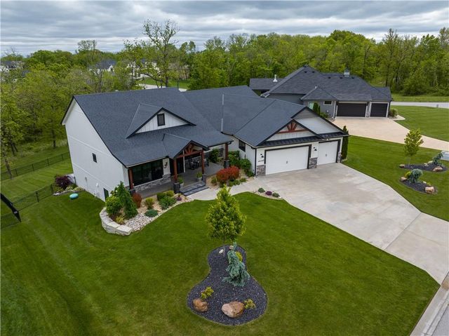 4 Black Hawk Drive, Lake Winnebago, MO 64034