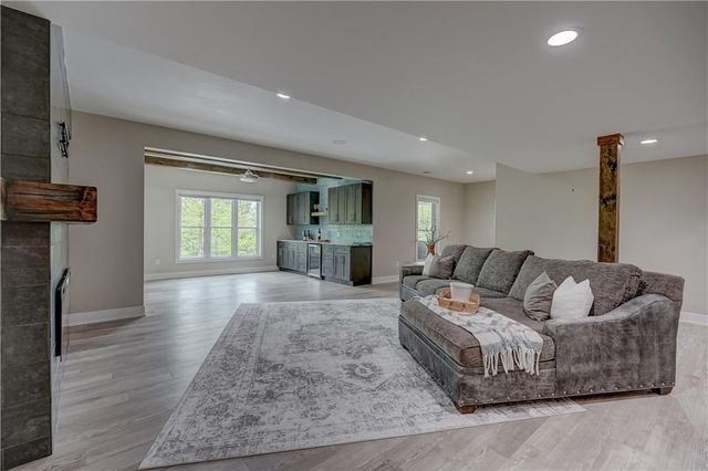 4 Black Hawk Drive, Lake Winnebago, MO 64034