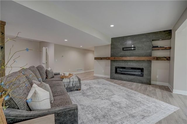 4 Black Hawk Drive, Lake Winnebago, MO 64034
