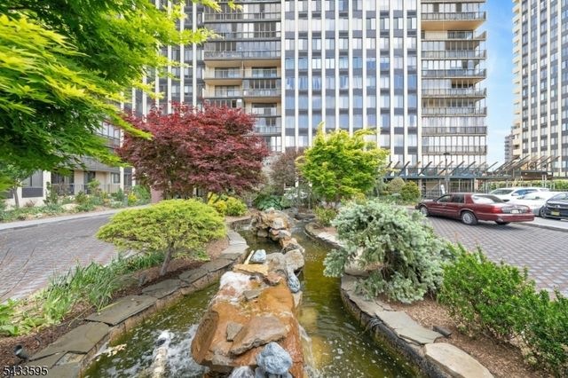 300 Winston Dr-C0214 214, Cliffside Park Boro, NJ 07010