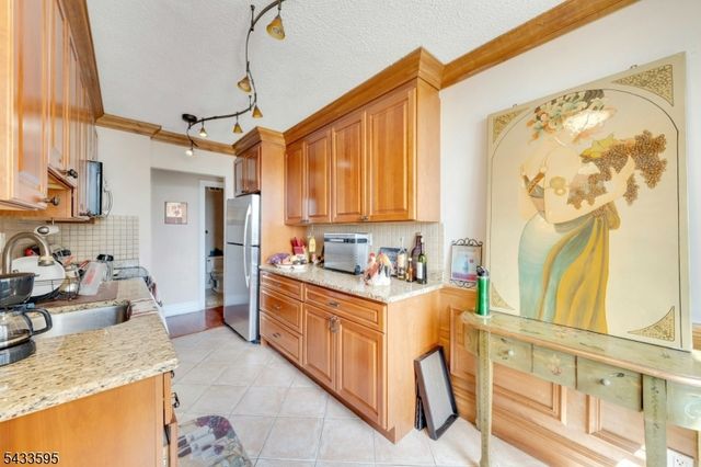 300 Winston Dr-C0214 214, Cliffside Park Boro, NJ 07010