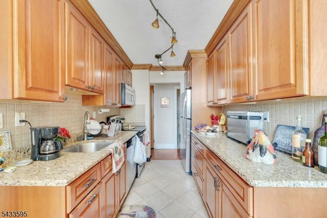 300 Winston Dr-C0214 214, Cliffside Park Boro, NJ 07010