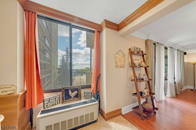300 Winston Dr-C0214 214, Cliffside Park Boro, NJ 07010