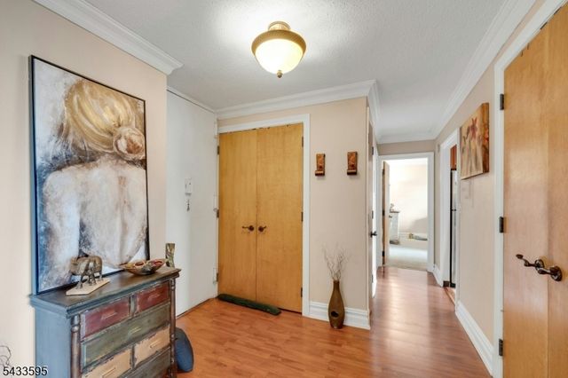 300 Winston Dr-C0214 214, Cliffside Park Boro, NJ 07010