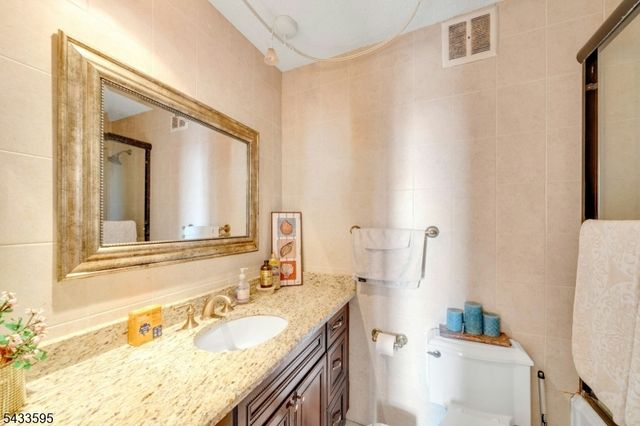 300 Winston Dr-C0214 214, Cliffside Park Boro, NJ 07010