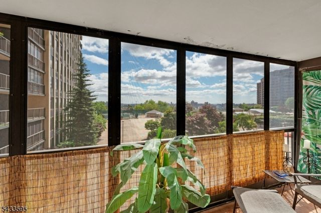 300 Winston Dr-C0214 214, Cliffside Park Boro, NJ 07010