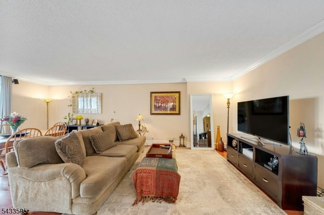 300 Winston Dr-C0214 214, Cliffside Park Boro, NJ 07010