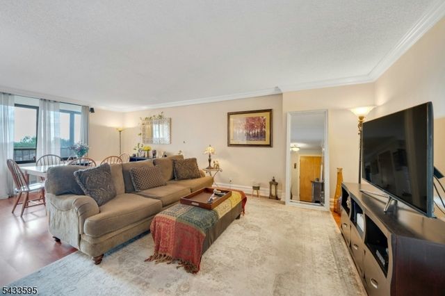 300 Winston Dr-C0214 214, Cliffside Park Boro, NJ 07010