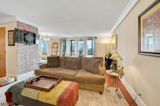 300 Winston Dr-C0214 214, Cliffside Park Boro, NJ 07010