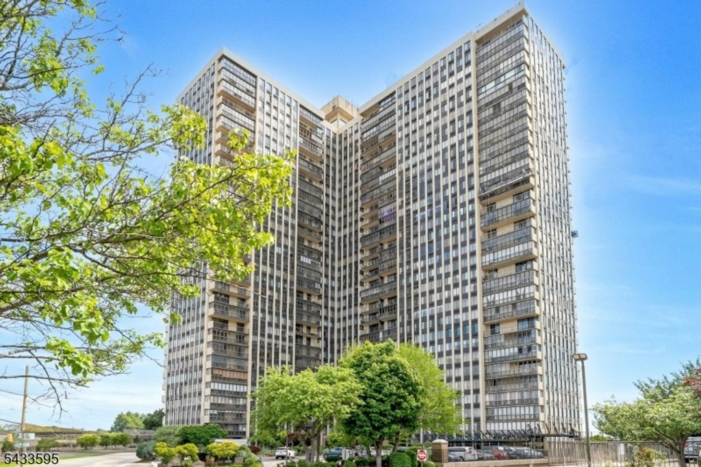 300 Winston Dr-C0214 214, Cliffside Park Boro, NJ 07010