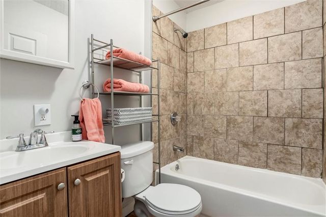 3225 E 60th Street, Kansas City, MO 64130