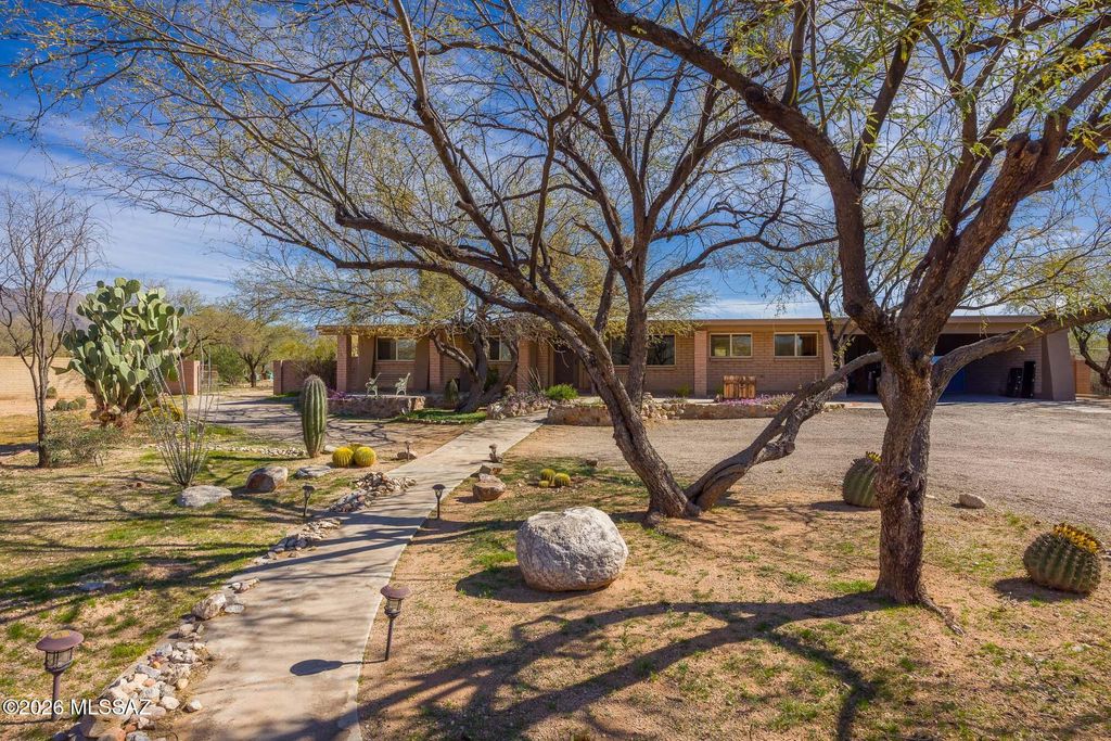 3832 N Tres Lomas Place, Tucson, AZ 85749