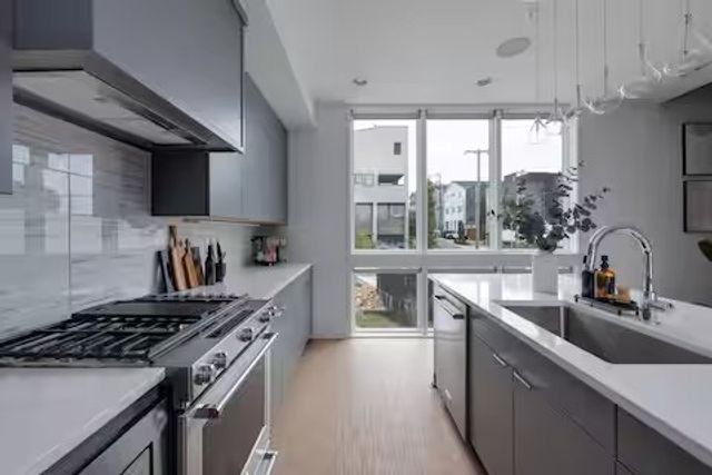 3218 Charlotte Ave, Nashville, TN 37209