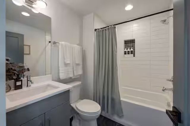 3218 Charlotte Ave, Nashville, TN 37209