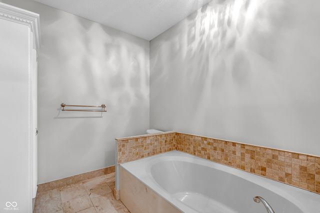 958 Tamarack Cir N Drive, Indianapolis, IN 46260