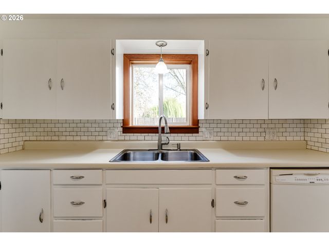 2125 W 19TH Pl, Eugene, OR 97405