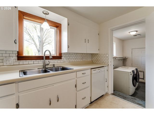 2125 W 19TH Pl, Eugene, OR 97405